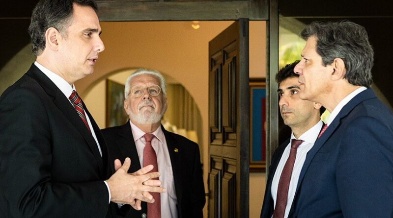 Senadores Rodrigo Pacheco e Jaques Wagner discutiram a pauta econômica com o ministro da Fazenda Fernando Haddad e Gabriel Galípolo, hoje diretor do BC Foto: JOCARLOS Fonte: Agência Senado