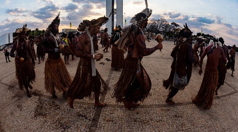 Indígenas fazem mobilização contra a aprovação do marco temporal na Praça dos Três Poderes, em 2021 Foto: Leopoldo Silva/Agência Senado.