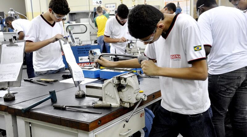 Comissões vão debater ampliação da oferta de cursos técnicos e profissionalizantes