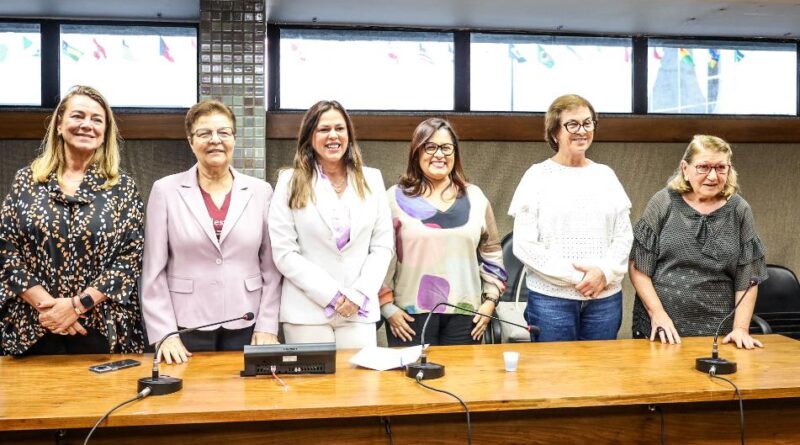 Colegiado presidido por Soane Galvão (PSB) também votou proposições para enfrentamento às agressões domésticas e crimes de feminicídio. Foto: AscomDep.Soane/AgênciaALBA