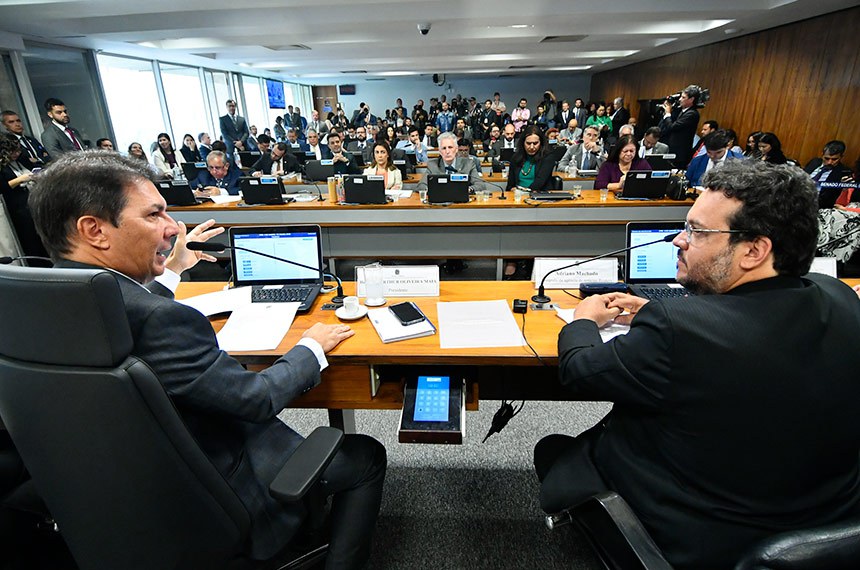 O presidente da CPI, deputado Arthur Maia, e o fotógrafo da Reuters, Adriano Machado