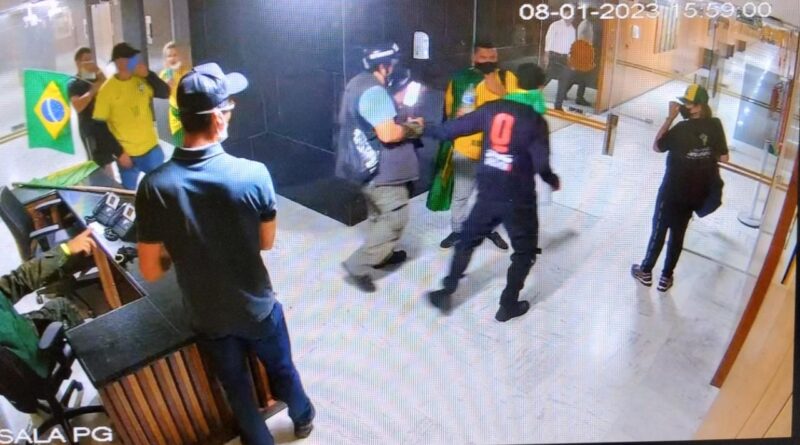 Poucos minutos após registrar vandalismo, fotógrafo Adriano Machado foi retirado do local por um dos golpistas, como mostra imagem de câmera de segurança Foto: Reprodução