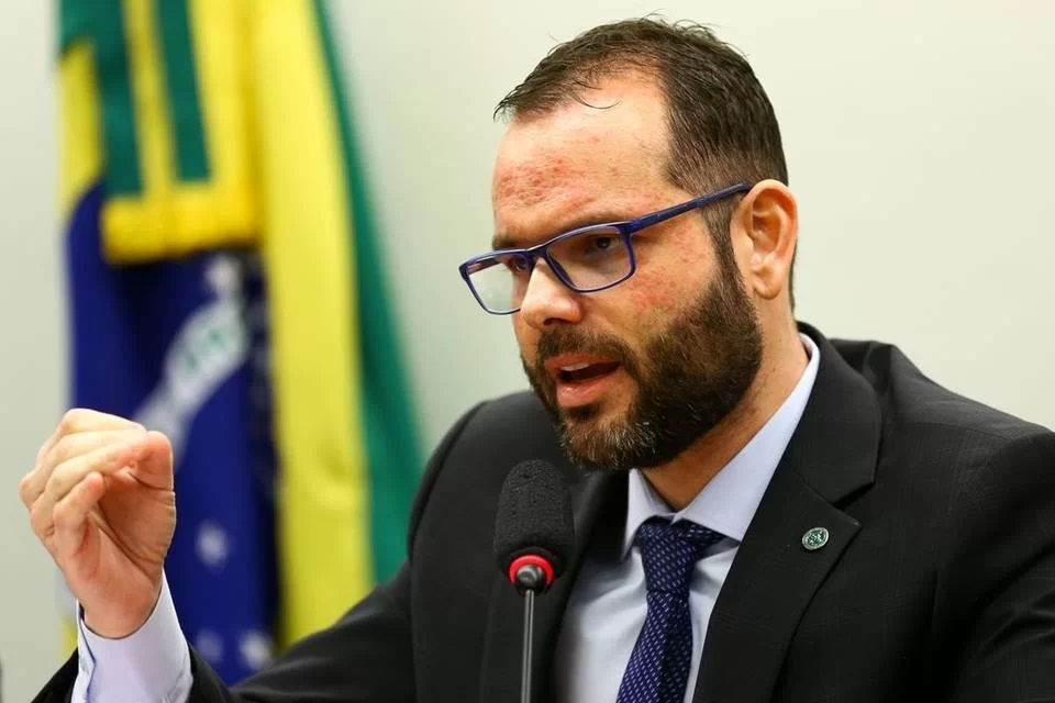  senador Jorge Seif (PL-SC) na tela do seu celular e divulgá-la em rede social, sem autorização do titular dos dados.