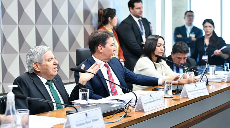 Protegido por habeas corpus, General Heleno se recusa a responder perguntas. Foto Geraldo Magela, Agência Senado.