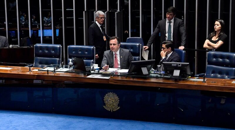 Rodrigo Pacheco na sessão terça (29): projeto aprovado com alterações retornará para a Câmara dos Deputados. Foto: Jonas Pereira/Agência Senado. Fonte: Agência Senado.