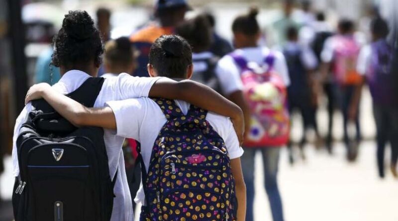 O benefício vale apenas para estudantes de famílias inscritas no Cadastro Único para Programas Sociais do Governo Federal (CadÚnico) e beneficiárias do Bolsa Família.