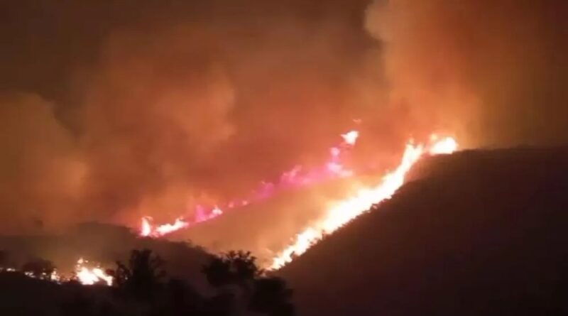 Incêndio de aproximadamente 10 km de extensão assola a Comunidade Quilombo do Ginete, localizada em Barra da Estiva Fonte e Imagens: Informe Barra/Jornal da Chapada.