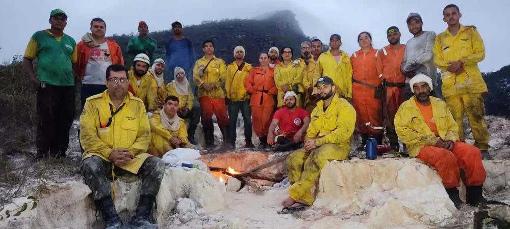 Incêndio de aproximadamente 10 km de extensão assola a Comunidade Quilombo do Ginete, localizada em Barra da Estiva Fonte e Imagens: Informe Barra/Jornal da Chapada.