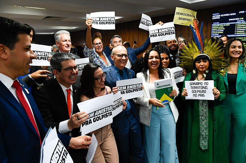 Eliziane (ao centro, com Contrato) segura um exemplar da Constituição no encerramento da CPI do 8 de janeiro Foto: Marcos Oliveira/Agência Senado.