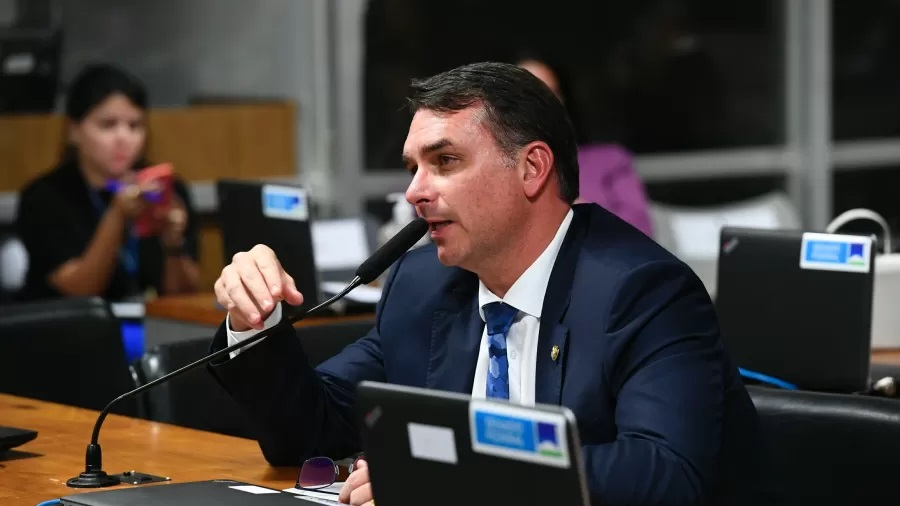 Favorável ao projeto, o relatório do senador Flávio Bolsonaro (PL-RJ) à CSP afirma que a superlotação e a precariedade das instalações do sistema carcerário prejudicam a ressocialização adequada dos presos e, por isso, traz mais perigo no retorno dos presidiários às ruas.Imagem Marcos Oliveira Agência Senado.