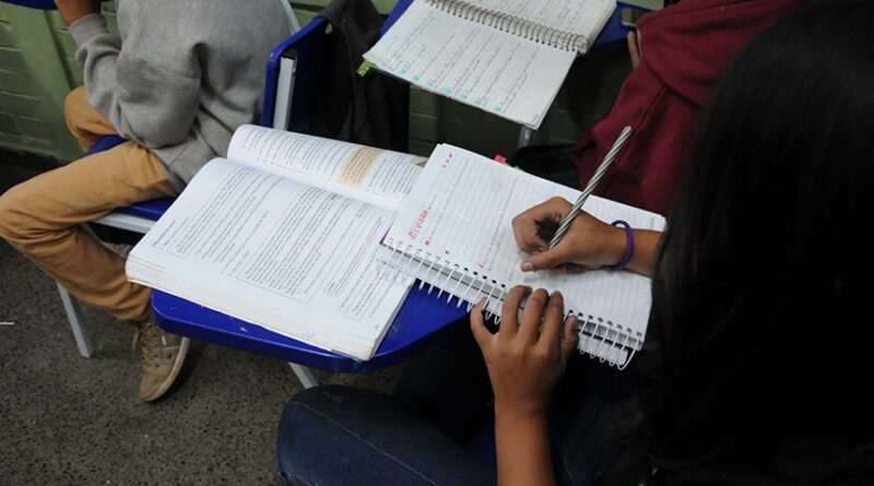 O Programa Pé de Meia deve beneficiar estudantes de famílias com renda mensal de R$ 218 por pessoa. Foto: Renato Araújo/Agência Brasília.