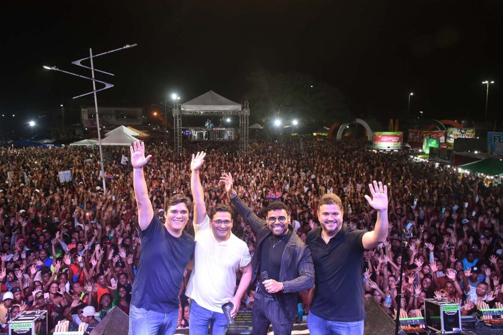 Na foto: O deputado estadual Vitor Bonfim (PV), Alex Freitas (MDB), prefeito de Acajutiba, o cantor Pablo, e Diego Coronel, deputado federal (PSD). 