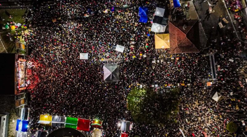 Acajutibenses, visitantes e autoridades curtiram com total entusiasmo e diversão o Pré-Carnaval na "Cidade da Alegria".