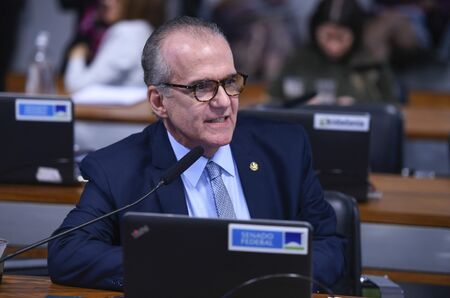 Condutores com mais de 50 anos precisam renovar CNH em prazo menor, argumenta Fernando Dueire, autor da proposta. Foto Edilson Rodrigues/Agência Senado.