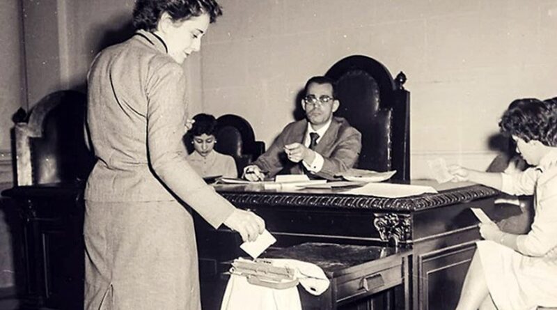 Em 1955, eleitora vota para presidente da República, no Rio: direito arduamente conquistado. Fotos:Arquivo Nacional.