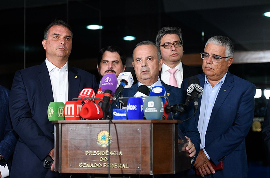 Rogério Marinho (C) em entrevista, ao lado de Flávio Bolsonaro, Marcos do Val, Carlos Portinho e Eduardo Girão. Foto: Edilson Rodrigues/Agência Senado.