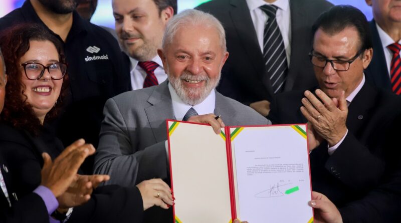 Lula assina projeto que regula a atividade de motoristas de aplicativo. Texto prevê contribuição dos trabalhadores ao INSS