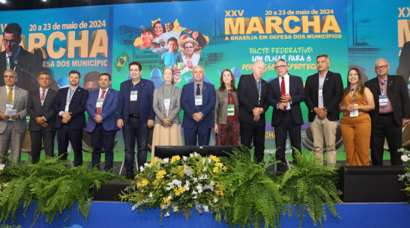 Conquista da UPB: desoneração da folha de pagamento dos municípios foi tema de pronunciamento do ministro, Padilha no encerramento da Marcha a Brasília Fotos: Luís Tajes. 