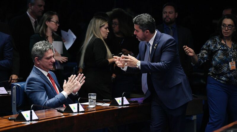 Rogério (E), relator: a uniformização da taxa de juros é de extrema relevância, pois tornará mais claro o processo de correção monetária e facilitará a atuação de toda a Justiça. Foto: Jefferson Rudy/Agência Senado.