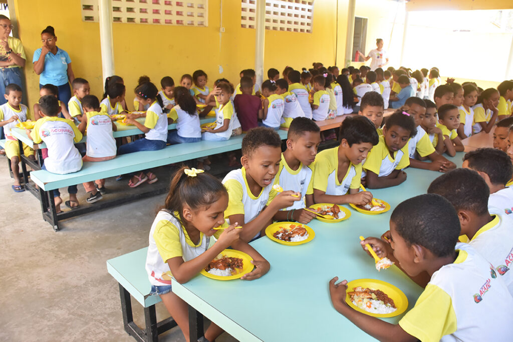 A rede pública oferta toda a estrutura necessária para o conforto e desenvolvimento educacional dos seus alunos.