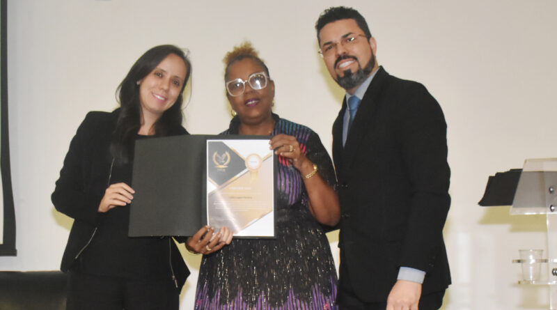 Da esq para a dir A jornalista e apresentadora Laila Lopes,Carmem Lúcia Nascimento Gomes Pres do CONSEG Itapagipe,Vanderson Sousa Schramm.