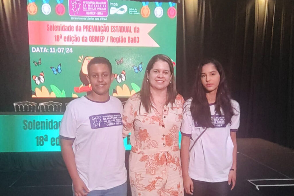 Acajutiba: Escolas com melhor índice do IDEB e alunos com melhor resultado na OBMEP. Ricardo Pereira dos Santos, Maíra Moraes de Souza Santos, Diretora da Escola Maria Esperança Lopes de Andrade e Kiliane de Santana Oliveira
