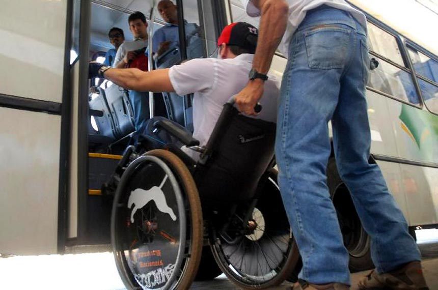 Falta de acessibilidade no transporte público é um dos problemas enfrentados pelas pessoas com deficiência Foto:Agência Brasil.