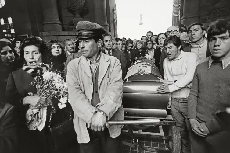 Enterro do poeta Pablo Neruda no Cemitério Geral de Santiago, Santiago, Chile, 25/09/1973. Evandro Teixeira/Acervo - Evandro Teixeira/Acervo IMS