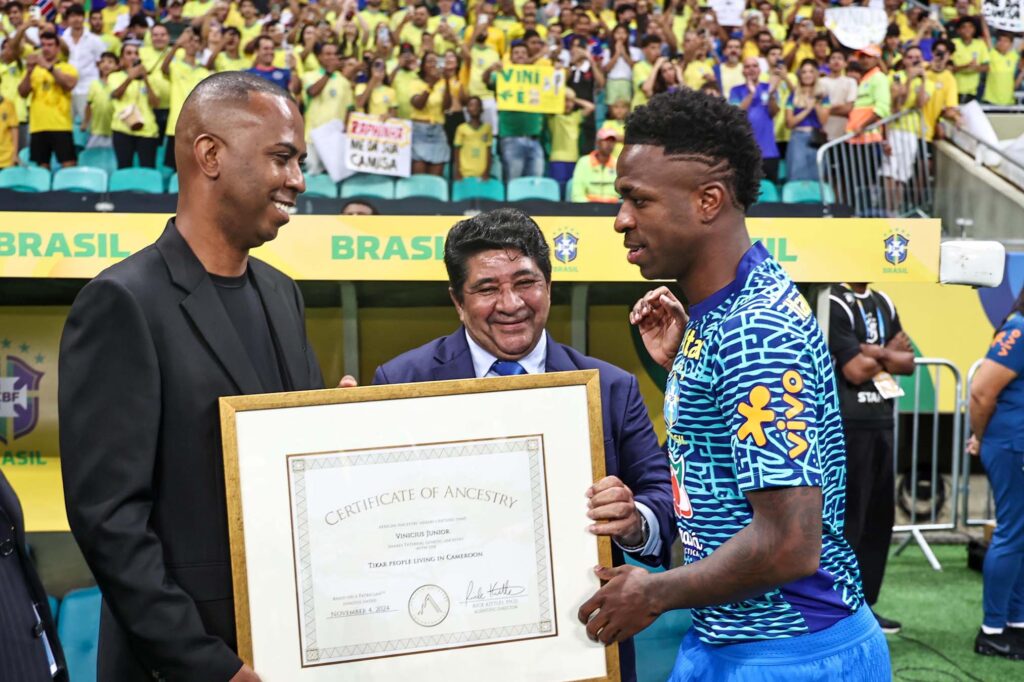 Vinicius Jr. e seu pai recebem o certificado de ancestralidade
Créditos: André Frutuôso