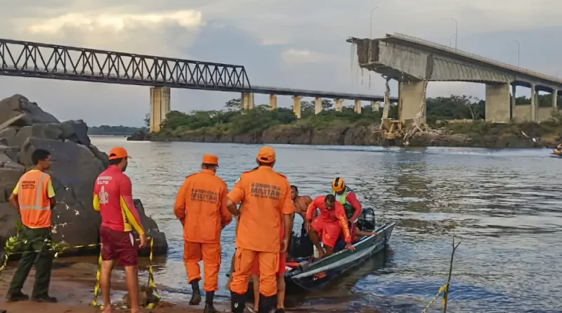 Consumo de água do Rio Tocantins deve ser evitado em 19 cidades; caminhões que caíram no rio carregavam agrotóxicos e ácido sulfúrico. Foto: © Bombeiros Militar/Governo do Tocantins.