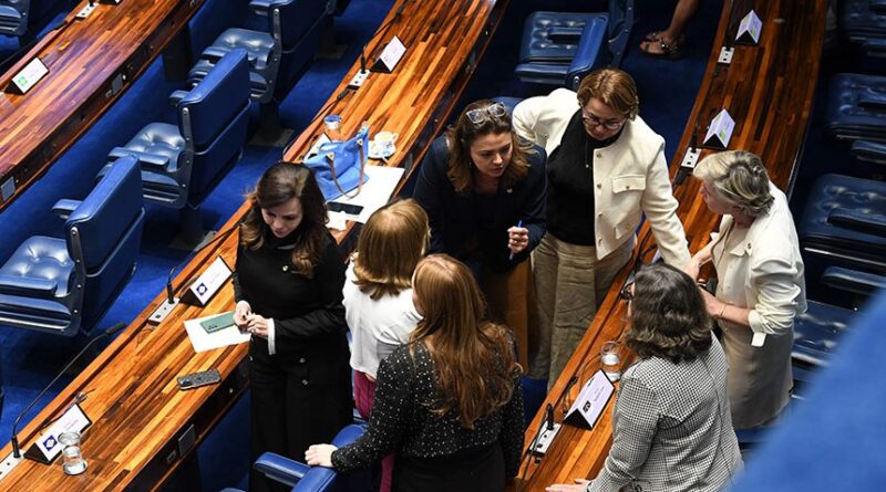 Bancada Feminina expande atuação e colhe vitórias em 2024 e  começa 2025 com sua maior composição.Bancada feminina se articula durante sessão deliberativa, em junho de 2024 Jonas Pereira/Agência Senado.