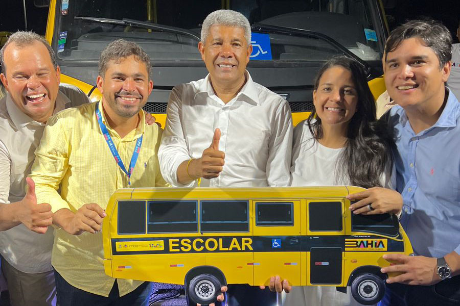 O município recebe mais um ônibus escolar. Na foto: vice-governador Geraldo Jr, Jadiel Sousa, Jerônimo Rodrigues, secretária da Educação, Rowenna Brito e o Dep Vitor Bonfim.