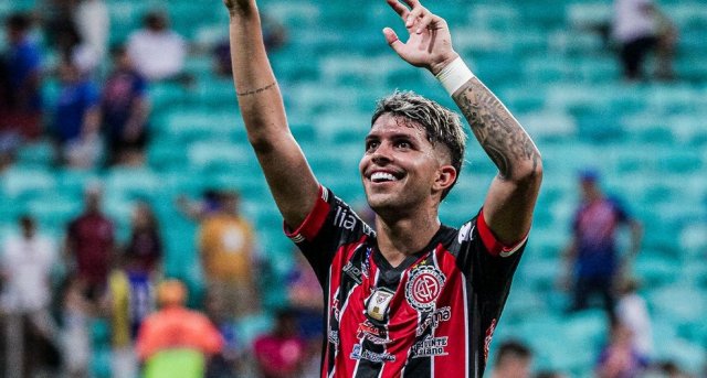 Felipe Cardoso celebra a vitória do Atlético de Alagoinhas contra o Bahia — Imagem: Acervo pessoal.