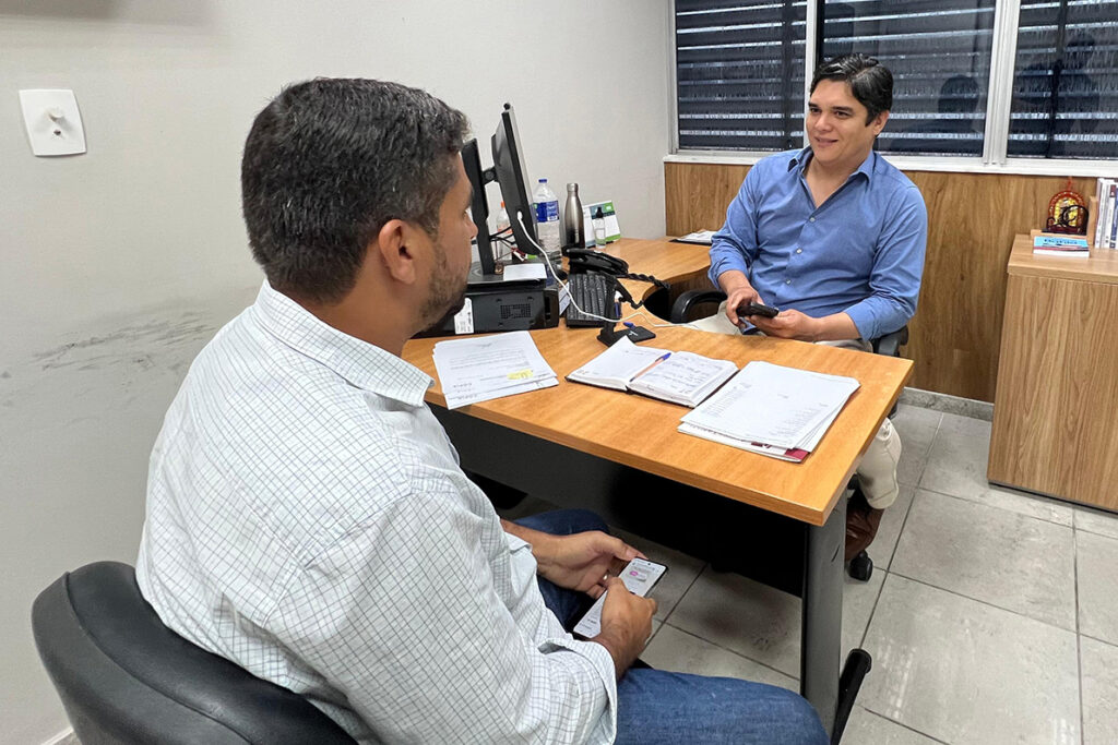 prefeito Jadiel Sousa no gabinete do deputado estadual Vitor Bonfim