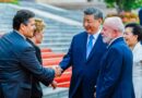 Davi cumprimenta o presidente chinês Xi Jiping, ao lado do presidente Lula. Foto: Ricardo Stuckert/PR.