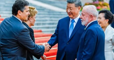 Davi cumprimenta o presidente chinês Xi Jiping, ao lado do presidente Lula. Foto: Ricardo Stuckert/PR.