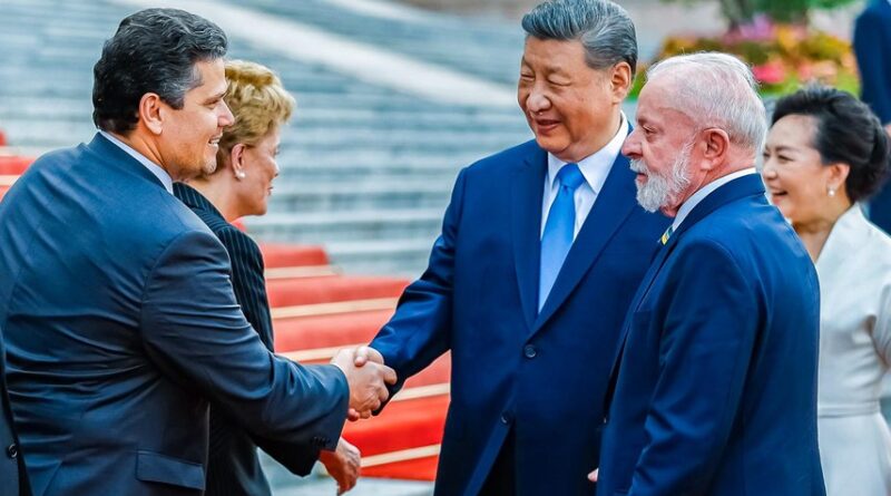 Davi cumprimenta o presidente chinês Xi Jiping, ao lado do presidente Lula. Foto: Ricardo Stuckert/PR.
