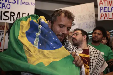 O ativista Thiago Ávila chega a São Paulo, após ser preso e deportado pelo exército israelense - Foto: Paulo Pinto/Arquivo/Agência Brasil