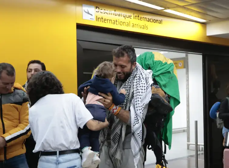Ativista Thiago Ávila é recebido por familiares e apoiadores no Aeroporto Internacional de São Paulo - Foto: Paulo Pinto/Arquivo/Agência Brasil