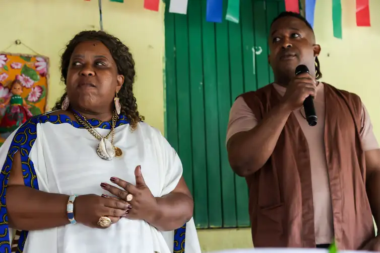 Brasília (DF), 17/08/2025 - Ato em memória de Mãe Bernadete Pacífico, assassinada há dois anos no quilombo Pitanga dos Palmares. Ministra Macaé Evaristo e Jurandir Pacífico, filho de Mãe Bernadete. Foto: Duda Rodrigues/MDHC - Duda Rodrigues/MDHC