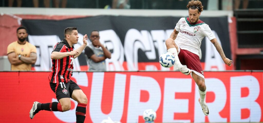  VITÓRIA TROPEÇA NO BARRADÃO E SEGUE NO Z-4. Foto: Marcelo Gonçalves/Fluminense F.C.