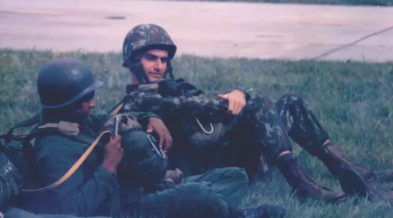 Bolsonaro foi do 8º Grupo de Artilharia de Campanha Paraquedista.