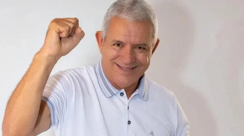 CATU NA PRESSÃO: JUSTIÇA MANDA LAVAR A CONSCIÊNCIA COM MAIS ESGOTO. Prefeito de Catu, Pequeno Sales - Foto: Divulgação.