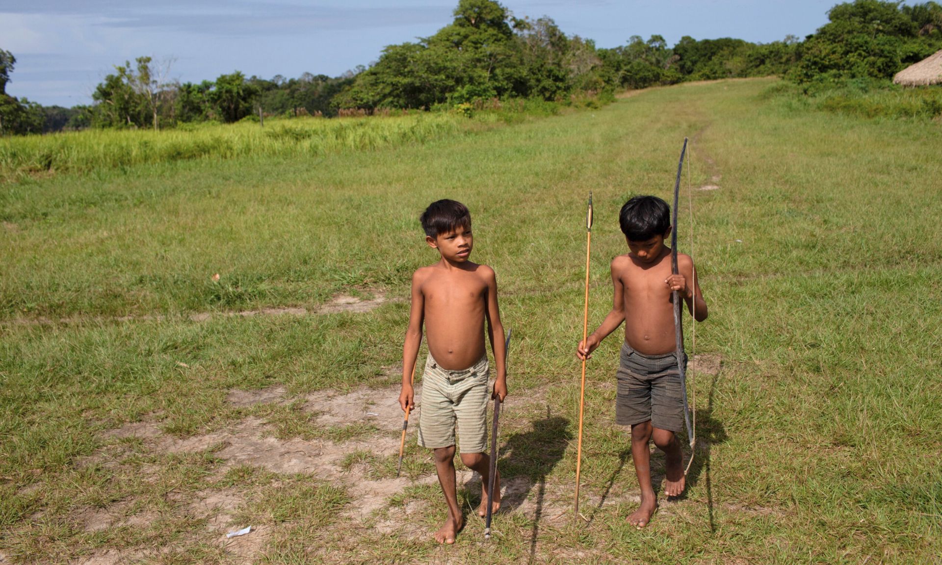 Na comunidade Caju, na região do Baixo Catrimani, crianças Yanomami caminham pela área da comunidade. A comunidade está localizada na Terra Indígena Yanomami, em Roraima.