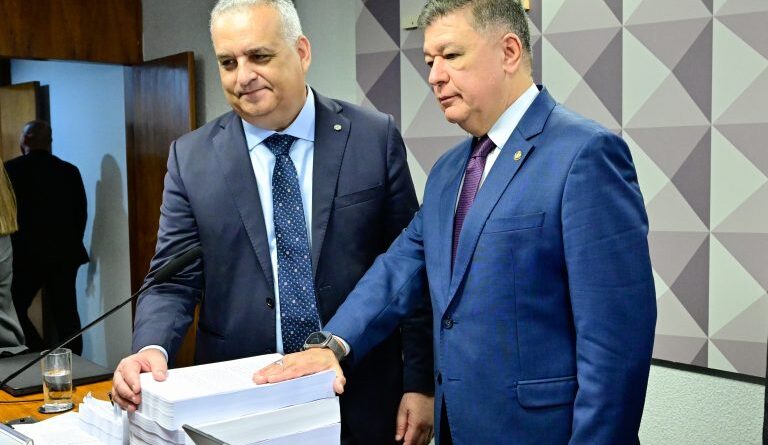 Deputado Alfredo Gaspar (E), relator, e o senador Carlos Viana, presidente da CPMI Fonte: Agência Câmara de Notícias