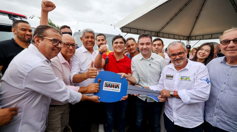 VITOR BONFIM ANUNCIA R$ 200 MILHÕES EM SANEAMENTO E ENTREGA VAN TFD EM BRUMADO