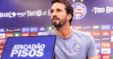 CHARLES HEMBERT APONTA GRAMADO IRREGULAR E CHUVA COMO OBSTÁCULOS PARA O BAHIA