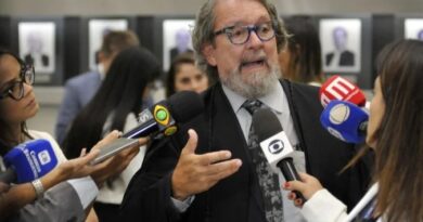 KAKAY REFORÇA SIGILO EM SAÍDA DA DEFESA DE CIRO