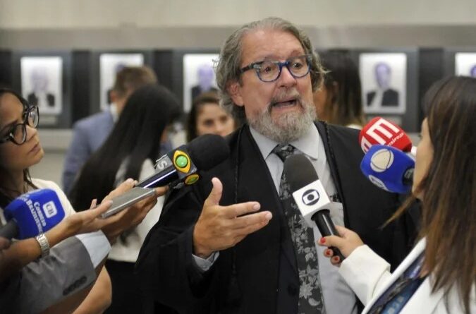 KAKAY REFORÇA SIGILO EM SAÍDA DA DEFESA DE CIRO