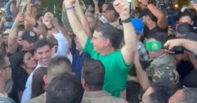 FLÁVIO BOLSONARO RECEBIDO POR MULTIDÃO NA BAHIA FARM SHOW Primeira visita de Flávio Bolsonaro à Bahia após anunciar sua pré-candidatura ao Palácio do Planalto